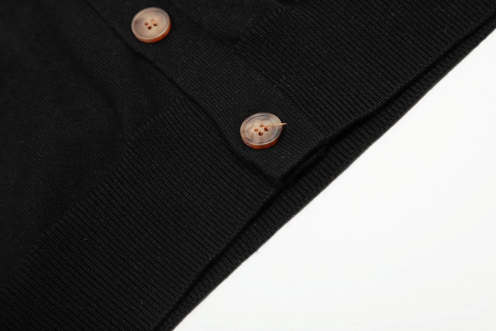 P250 Top quality" Style number: DS813# (not off the shelves all year round) [Ralph Lauren V-neck solid color pony embroidered logo jersey basic cardigan] ✅Ralph Lauren Ralph Lauren classic basic versatile knitted cardigan jacket for men and women couples ✅Main supplier platform live broadcast Wholesale entity Replenish when out of stock Not off the shelf ✅ZP quality 1:1 version Scan the code to enter the GF website Counter quality ✅Detailed quality is the only one in Guangzhou Imported quality cotton yarn, focusing on high-end, cost-effective, good quality needless to say. ✅Restore the original version. The maximum size can be worn up to 180 pounds. Loose, comfortable and stress-free. ✅The upper body is simple and easy to match. A must-have item for ootd. Good-looking clothes are never picky. A must-have for couples of the same style. Size: S-XL. Color: black, off-white, gray, navy.